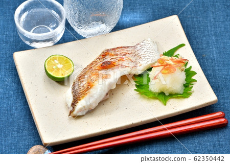 Salt-grilled, grilled fish of red sea bream (red sea bream, sea bream, tai). Served with grated radish, ginger, large leaves and Sudachi. 62350442