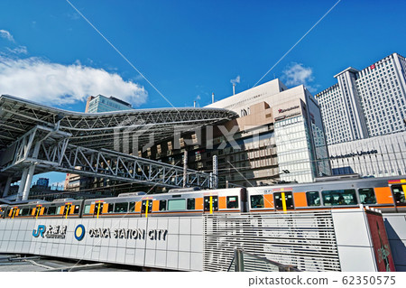 大阪梅田JR大阪站的大型車頂和新型圓形車 62350575