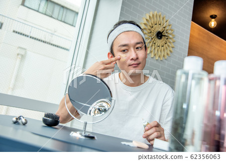 化妝男孩:關心皮膚並塗抹粉底的男人 化妝男孩:關心皮膚並塗抹粉底的男人 62356063
