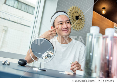化妝男孩:關心皮膚並塗抹粉底的男人 化妝男孩:關心皮膚並塗抹粉底的男人 62356065