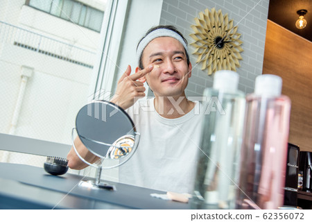 化妝男孩:關心皮膚並塗抹粉底的男人 化妝男孩:關心皮膚並塗抹粉底的男人 62356072