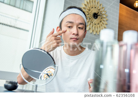 化妝男孩:關心皮膚並塗抹粉底的男人 化妝男孩:關心皮膚並塗抹粉底的男人 62356108