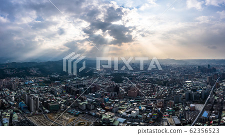 Skyline of taipei city in downtown Taipei, Taiwan.,台北市, 天際線 台灣, 台北, 天空, 耀光, 耶穌光 , 光線, 自然, 天氣, 雲層 62356523