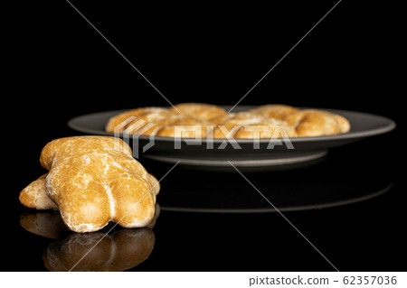 Sweet brown gingerbread isolated on black glass 62357036