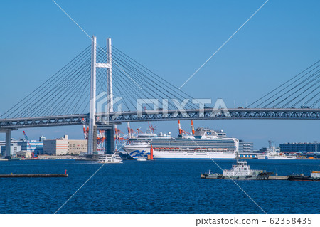 Yokohama cityscape in Japan A new coronavirus, Daikoku Pier cruise ship. Many people on the deck = afternoon of 9th Yokohama cityscape in Japan A new coronavirus, Daikoku Pier cruise ship. Many people on the deck = afternoon of 9th 62358435