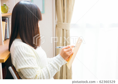 填寫信封的婦女地址寫作風格 填寫信封的婦女地址寫作風格 62360329