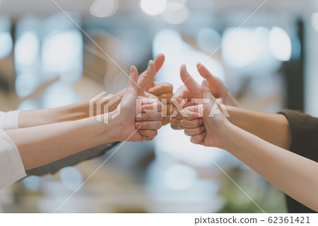 豎起大拇指6個人 62361421