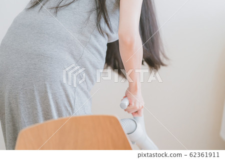 pregnant, pregnant woman, vacuum cleaner 62361911