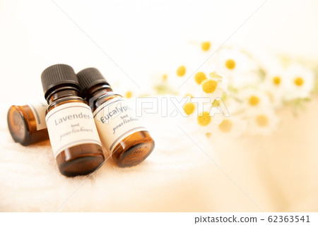 Aroma oil bottle and chamomile 62363541