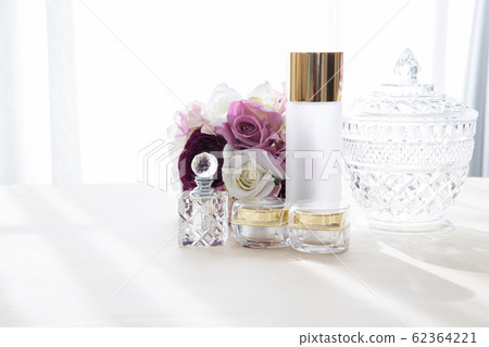 Cosmetic bottle 62364221
