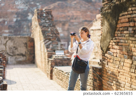 Beautiful Asian tourists Walking, taking photos 62365655