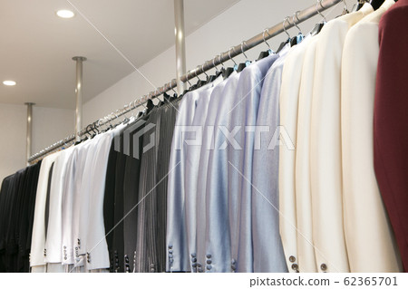 有很多黑色領帶的化妝間的形象 62365701