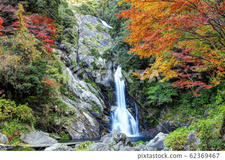 Waterfall of the look of autumn Waterfall of the look of autumn 62369467