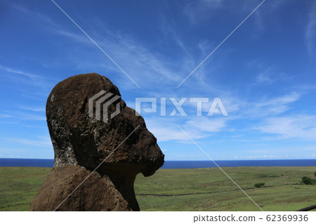 Moai sitting straight Moai sitting straight 62369936