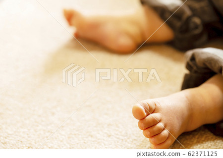 Toddler feet and copy space Toddler feet and copy space 62371125
