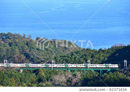 穿越伊豆急鐵路橋俯瞰相模灣的特快舞者 62371616