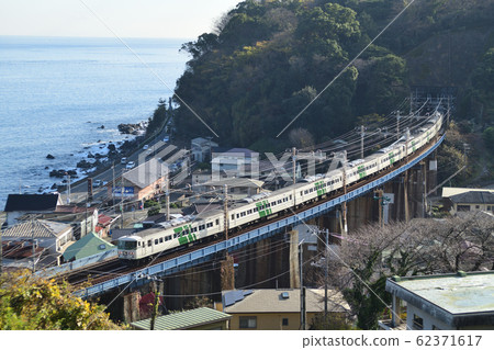 特快舞者越過俯瞰相模灣的鐵橋 62371617