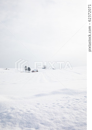 美瑛在冬天，紅色屋頂的小山 62372071
