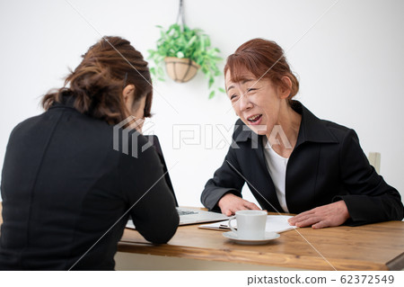 女工作人員要諮詢 女工作人員要諮詢 62372549