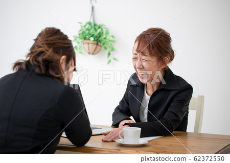 女工作人員要諮詢 女工作人員要諮詢 62372550