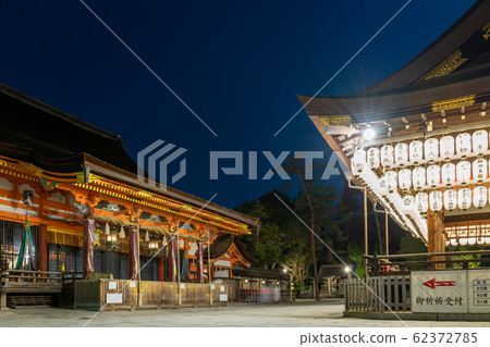 京都東山區夜八坂神社少女 62372785