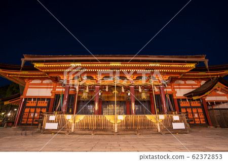 京都東山區八坂神社本館的夜景 62372853