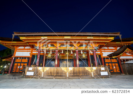 京都東山區八坂神社本館的夜景 62372854