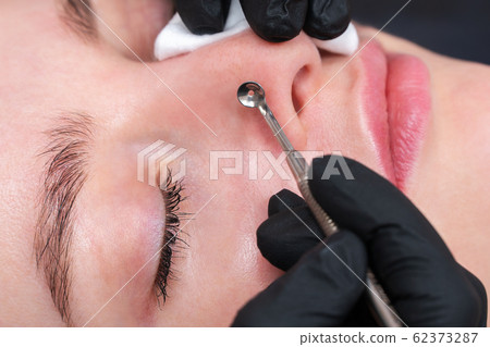 mechanical cleaning of the face with extractor mechanical cleaning of the face with extractor 62373287