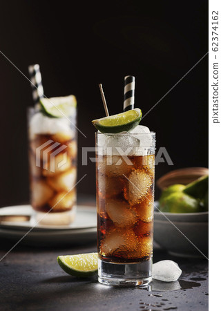 Alcoholic cocktail cuba libre Alcoholic cocktail cuba libre 62374162
