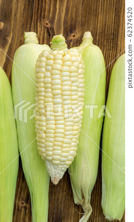 Pure white corn on a wooden table. 62374520