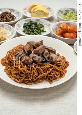 韓國電影《 Parasite》中出現的用韓國方便麵製成的朝鮮風味平紋針織麵條 韓國電影《 Parasite》中出現的用韓國方便麵製成的朝鮮風味平紋針織麵條 62374993