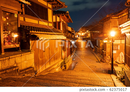 Saninzaka at night (Sannenzaka) Higashiyama-ku, Kyoto 62375017
