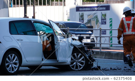 Car crash in big city 62375408