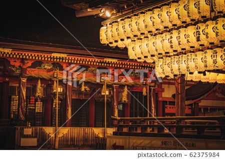 京都東山區夜八坂神社少女 照片素材 圖片 圖庫