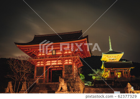 Kiyomizu-dera Temple at Night: Niomon Gate and Triple Tower 62377329