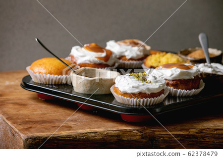 Citrus oranges muffins 62378479