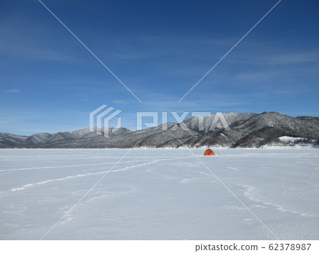 在努卡比拉湖冰上釣魚 62378987