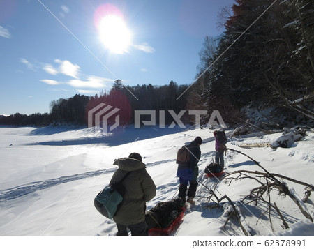 在努卡比拉湖冰上釣魚 62378991