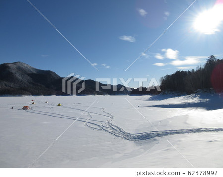 在努卡比拉湖冰上釣魚 62378992