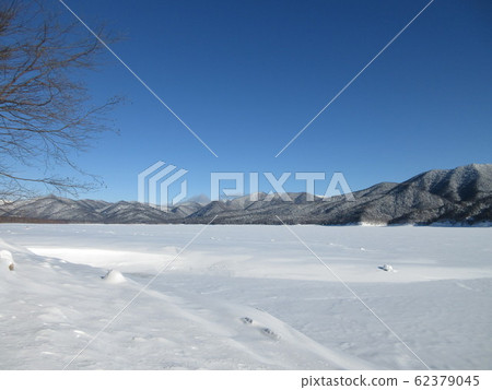 在努卡比拉湖冰上釣魚 62379045