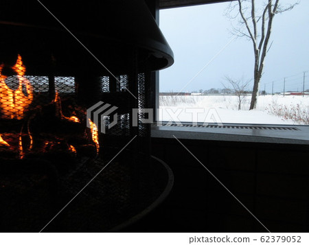 柴爐和雪景 62379052