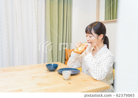 吃早餐的年輕女子 62379865