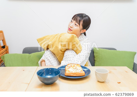 吃早餐的年輕女子 吃早餐的年輕女子 62379869