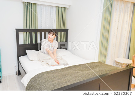 Young woman relaxing 62380307