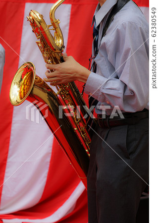 學生演奏薩克斯管 學生演奏薩克斯管 62380549