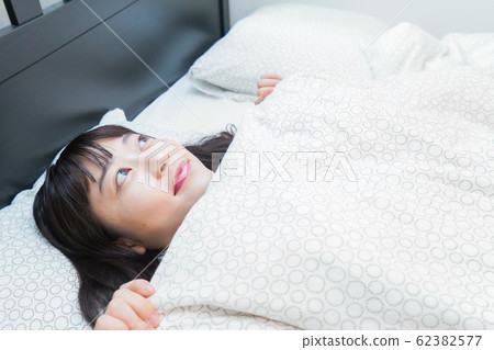年輕女子在早上醒來 年輕女子在早上醒來 62382577