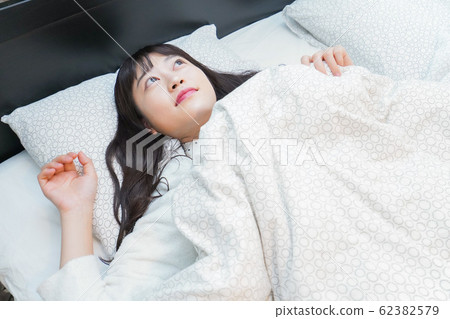 年輕女子在早上醒來 年輕女子在早上醒來 62382579