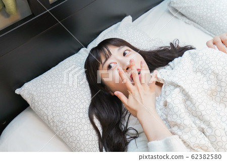 年輕女子在早上醒來 62382580