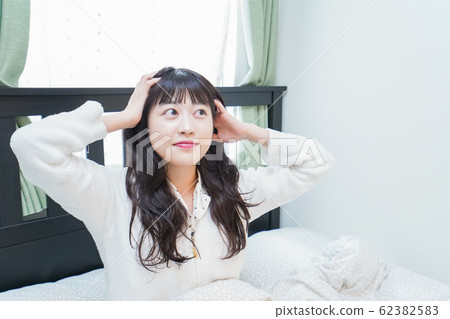 年輕女子在早上醒來 62382583