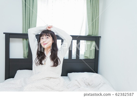 年輕女子在早上醒來 年輕女子在早上醒來 62382587